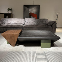 Ensemble de tables basses en bois de style mid-century modern avec design asymétrique, pieds verts et options de forme personnalisées