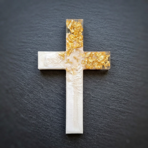 Escultura de Cruz de Resina Epoxi Esmaltada Hecha a Mano y Ecológica con Incrustaciones de Hoja de Oro, Pieza de Arte Religiosa para Decoración del Hogar - Product Image 1