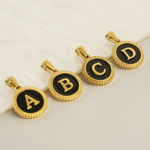 Colgante de disco con borde estampado de 12 mm y letra inicial del alfabeto en esmalte negro |   Acero Inoxidable con Revestimiento PVD de Oro de 18K - Product Image 3