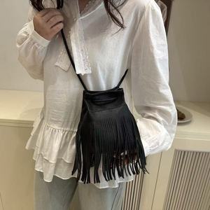 Bolso cuadrado pequeño con borlas bohemias, bandolera de hombro para mujer con flecos - Product Image 3