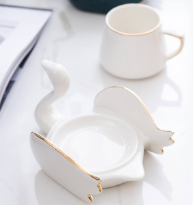 Ensemble tasse à café et soucoupe en céramique avec bordure dorée style nordique, motif cygne - Product Image 5