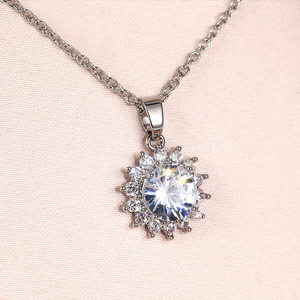 Collana con Ciondolo a Fiore per Donna, Catena Scintillante Incastonata, Gioiello Elegante per Uso Quotidiano - Product Image 6