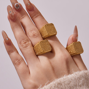 Anillo de Lujo Ligero con Patrón de Grano de Trigo en Acero Inoxidable <span class=keywords><strong>para</strong></span> Mujer, Banda Ancha Cuadrada Vintage, Venta al por Mayor, Regalo de Compromiso y Boda - Product Image 1