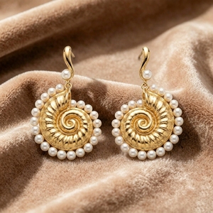 Pendientes Colgantes de Concha Espiral Personalizados al por Mayor, Chapados en Oro, con Perlas Redondas de Imitación, Estilo Vintage Oceánico, Joyería Hipoalergénica para Mujer - Product Image 2