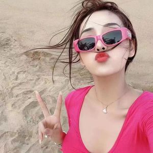 Lunettes de soleil élégantes pour femmes avec imprimé lettres, protection UV400, monture PC rouge, style Y2K tendance, pour Instagram et le street style - Product Image 1