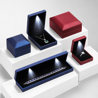 Boîte à bijoux de luxe personnalisée en gros, emballage pour bague et pendentif avec lumière LED, boîte à bijoux en cuir, emballage pour bijoux