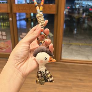 Llavero de pato detective suave y moderno para mujer, con forma 3D, de tela duradera y ecológica, para bolso, llavero y correa de teléfono - Product Image 4