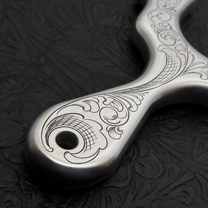 Fabricación de fábrica Grabado a mano Aluminio Titanio Material inoxidable Catapultas de tirachinas personalizadas - Product Image 2