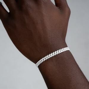 สร้อยข้อมือแบบ Cuban Link  ทองคำขาว 6 มม. เงินแท้ 925 ประดับเพชรโมอิสซาไนต์  แบบ Iced Out สำหรับผู้ชายและผู้หญิง - Product Image 1