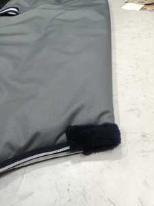 Manta impermeable premium para caballos para protección invernal y comodidad al montar al aire libre - Product Image 3