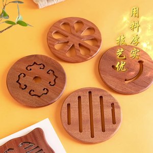 Posavasos de madera redondos con diseño floral, antideslizantes y aislantes del calor para uso en mesas. - Product Image 5