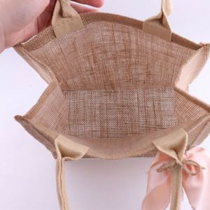 Sac fourre-tout personnalisé en toile de jute écologique avec logo sur mesure pour cadeau de demoiselle d'honneur - Product Image 3
