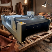 Machine de découpe à couteau oscillant sur mesure, différentes tailles de table répondant aux différents besoins d'espace d'atelier pour les usines de chaussures et de sacs