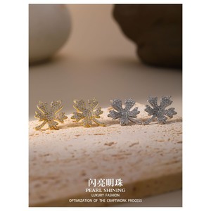 Ensemble boucles d'oreilles et collier en cuivre plaqué or avec perles brillantes, forme de plante, micro-incrustations, bijoux de fête, mode de luxe pour femmes - Product Image 3