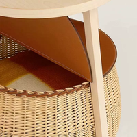 Table d'appoint de luxe en bois clair avec panier de rangement en rotin, plateau rond en osier, table d'appoint décorative, tables d'appoint occasionnelles