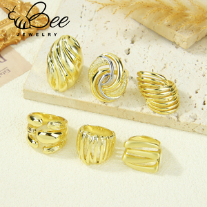 Anillos abiertos gruesos de joyería fina de oro de 14k hipoalergénicos, anillos geométricos únicos hechos a mano y en capas para chicas. - Product Image 1