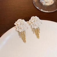 Boucles d'oreilles pour femmes à pompon fleur français, tendance et polyvalentes, avec un design exquis, nouveaux accessoires pour les oreilles