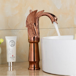 صنبور مياه على شكل بجعة من النحاس الذهبي بتصميم أوروبي فاخر - Product Image 5