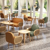 Ensemble de table et canapé de loisirs en bois, rotin et cuir de style nordique, moderne, simple ou double, avec chaise en bois massif et cuir, pour usage commercial
