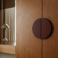 Armoire intégrée sur mesure en placage de noyer, style moderne et luxueux, avec coiffeuse miroir, placard de chambre pleine hauteur