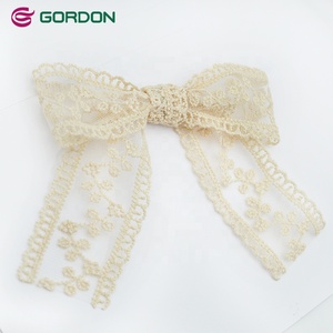 Lazo Pre-Atado Bordado con Encaje Rosa Gordon - Poliéster Ecológico y Duradero para Botellas de Perfume, Cajas de Regalo y Prendas - Product Image 4
