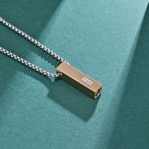 Collar de Acero Inoxidable con Colgante de Tornillo y Superficie Cepillada, con Incrustaciones de Tres Diamantes en una Caja de Cenizas de Hueso Color Oro Rosa - Product Image 5