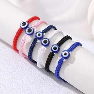 Pulsera de cuerda trenzada roja y blanca hecha a mano Resoul con amuleto de mariquita y flor margarita, joyería de protección y buena suerte para mujer - Product Image 3