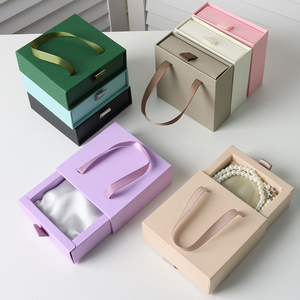 Caja de Joyería Tipo Cajón Deslizante con Logotipo Personalizado al por Mayor con Asa de Cinta y Bolsa de Regalo <span class=keywords><strong>para</strong></span> Empaque de Collares y Anillos - Product Image 1