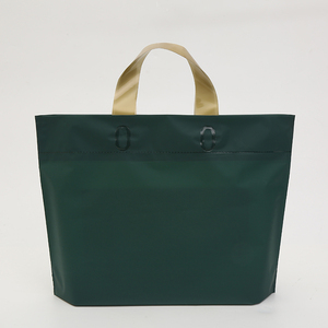 Borsa Shopping in Plastica Personalizzata con Logo e Manico Morbido, Borsa Tote di Lusso con Finiture Dorate per Confezioni di Abbigliamento - Product Image 3