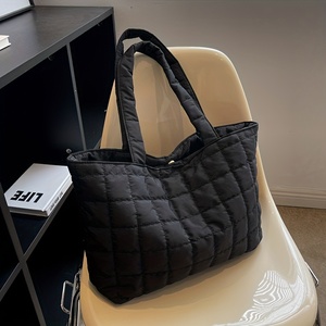 Sac fourre-tout matelassé en nylon et coton, personnalisé, surdimensionné, uni, élégant, spacieux, avec broderie en treillis, pour l'automne - Product Image 2