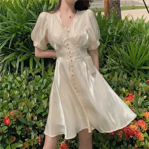 2021夏季韩版女装法式V领连衣裙泡泡袖半身裙牛奶丝质质感贝壳珍珠时尚连衣裙