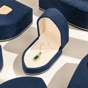 Coffret à bijoux Zebopak bleu marine en velours, forme arche cathédrale, avec rangement pour bagues, colliers et pendentifs, finition dorée, par le fabricant - Product Image 2