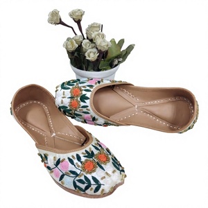 BS INTERNATIONAL Chaussures brodées pour femmes en cuir de vache véritable, style indien traditionnel, tendance mode, personnalisables - Product Image 5