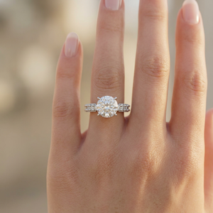 Bague de fiançailles de luxe certifiée en or 14 carats avec diamant de laboratoire brillant de 4 carats E VVS2 pour femmes - Product Image 3