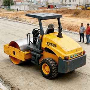 Compacteur d'asphalte CNCMC TRS04 4 tonnes, fréquence de vibration 52 Hz, vitesse de déplacement 0~8 km/h, rouleau compresseur hydraulique à tambour unique – Vente chaude - Product Image 1