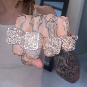 Anelli Mignolo Personalizzati in Argento Sterling 925 con Iniziali A-Z, Diamanti Moissanite VVS1 Taglio Baguette per Uomo - Product Image 1