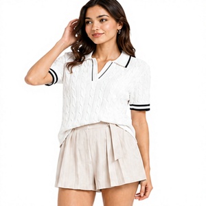 Polo en maille texturée blanche pour femme, manches courtes, col contrastant noir, poignets côtelés, tenue décontractée pour le bureau, vente en gros, fabricant - Product Image 4