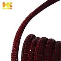Chaîne de strass bordeaux sur mesure de 0,6 mm à 4 rangs sur base en daim pour sandales, talons hauts et vêtements – Vente en gros