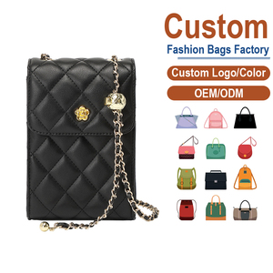 Sac à bandoulière de luxe vintage en cuir véritable noir pour femme avec chaîne et fermoir tête de mort, étanche et de créateur - Product Image 1