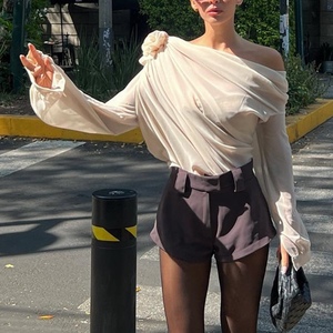 เสื้อยืดลายดอกไม้แขนยาวคอเฉียงแบบไม่สมมาตร เสื้อครอปสั้นแบบเซ็กซี่สำหรับผู้หญิง แฟชั่นเสื้อเบลาส์ - Product Image 3