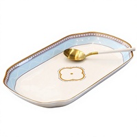 Service de vaisselle en porcelaine fine avec bord doré, motif bleu et blanc, assiettes occidentales personnalisables OEM ODM pour la salle à manger à domicile
