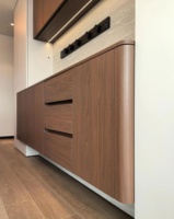 Meuble bar sur mesure, avec porte-verres, tiroirs et base flottante, et éclairage LED dissimulé