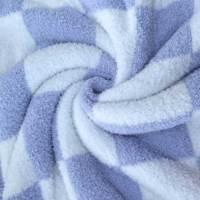 Plaid doux et moelleux à carreaux blancs et violets, en microfibre 100% polyester, fil de plumes tricoté, pour canapé, fauteuil ou chaise.