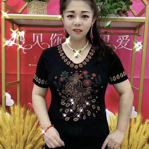 Женская летняя футболка с V-образным вырезом и блестками - Product Image 5