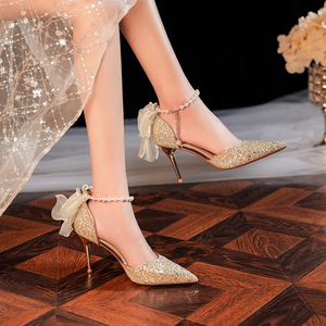Chaussures de mariée classiques à talons hauts à bout pointu avec nœud et paillettes - Product Image 2