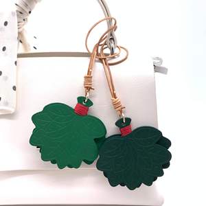 Nouveau style de breloque de sac en feuille de pamplemousse, pendentif porte-clés de voiture en cuir véritable, accessoires de luxe pour sacs - Product Image 1