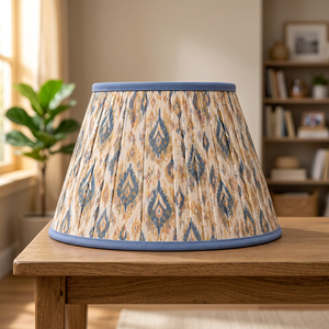 Abat-jour en lin Khadi bleu et beige |   Abat-jour en tissu géométrique plissé fait main pour lampes de table et lampadaires - Product Image 2