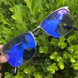 نظارات فوتوكروماسية للرجال بأشعة ضوئية مانعة للانعكاس بصب فام أسود أزرق رقيق بنصف إطار معدني نظارات بصرية من التيتانيوم - Product Image 3