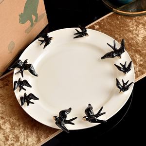 Vaisselle portugaise Série 'Swallow' en porcelaine osseuse, motifs animaux, assiettes de forme créative pour une décoration intérieure luxueuse - Product Image 2