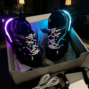 Vente en gros de baskets LED de luxe, noires et blanches, respirantes, décontractées pour hommes, chaussures de créateur confortables - Product Image 1